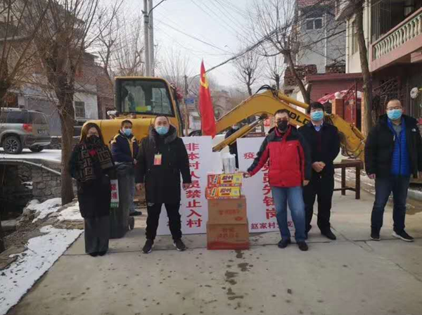 當(dāng)前，新型冠狀病毒的肺炎疫情防控形勢(shì)嚴(yán)峻，小區(qū)是城市治理的基本單元，物業(yè)更是疫情防控的第一戰(zhàn)線。疫情就是命令，防控就是責(zé)任，為打贏這次防疫戰(zhàn)，三箭物業(yè)公司于1月23日便成立了應(yīng)對(duì)新型冠狀病毒疫情聯(lián)防聯(lián)控領(lǐng)導(dǎo)小組，明確分工，各司其職，把做好疫情防控工作作為當(dāng)前的首要任務(wù)，迅速安排各物管部積極采取防控措施，竭力守護(hù)業(yè)主、員工的健康安全，維護(hù)園區(qū)的和諧穩(wěn)定。